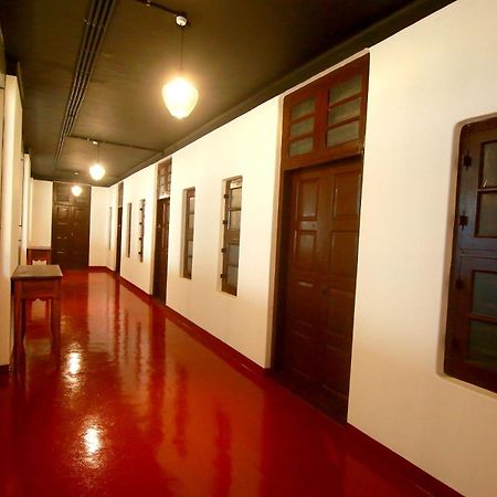 The Metro Pod - Backpackers A/C Dormitory Kochi Bagian luar foto