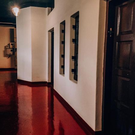 The Metro Pod - Backpackers A/C Dormitory Kochi Bagian luar foto