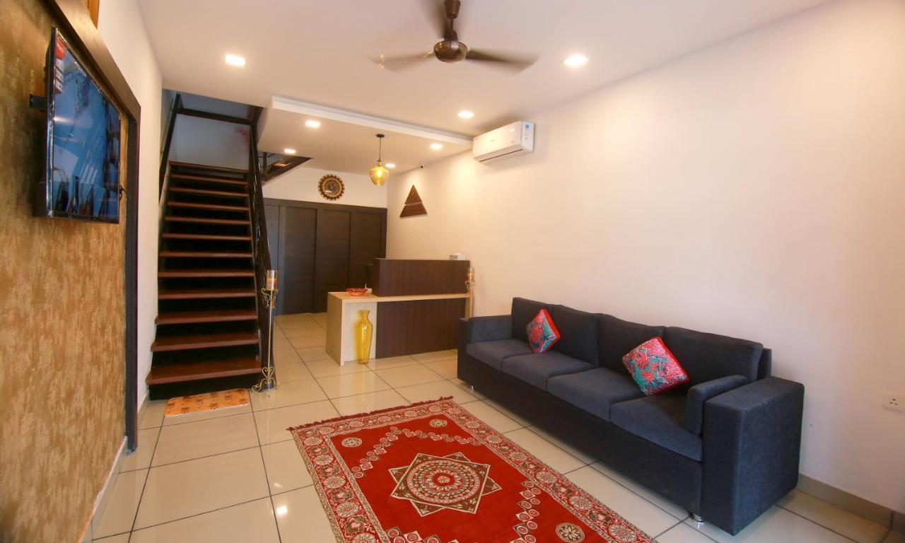 The Metro Pod - Backpackers A/C Dormitory Kochi Bagian luar foto