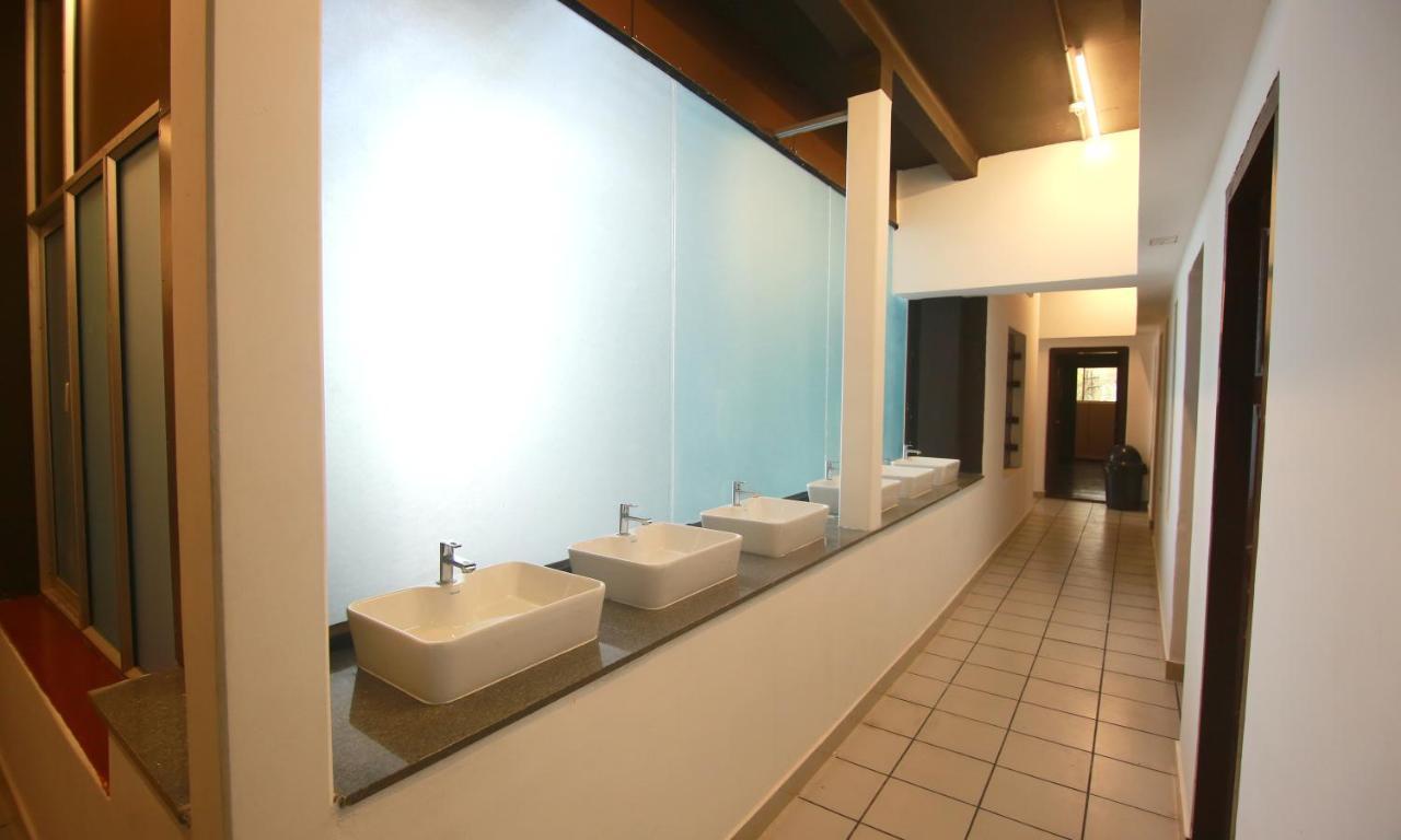 The Metro Pod - Backpackers A/C Dormitory Kochi Bagian luar foto