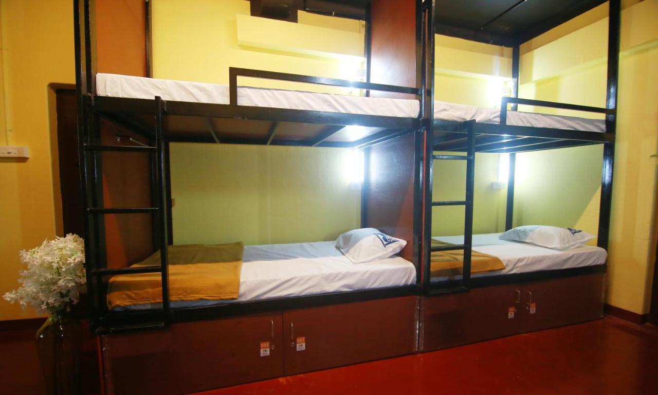 The Metro Pod - Backpackers A/C Dormitory Kochi Bagian luar foto