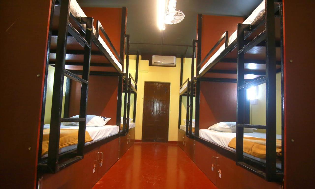 The Metro Pod - Backpackers A/C Dormitory Kochi Bagian luar foto