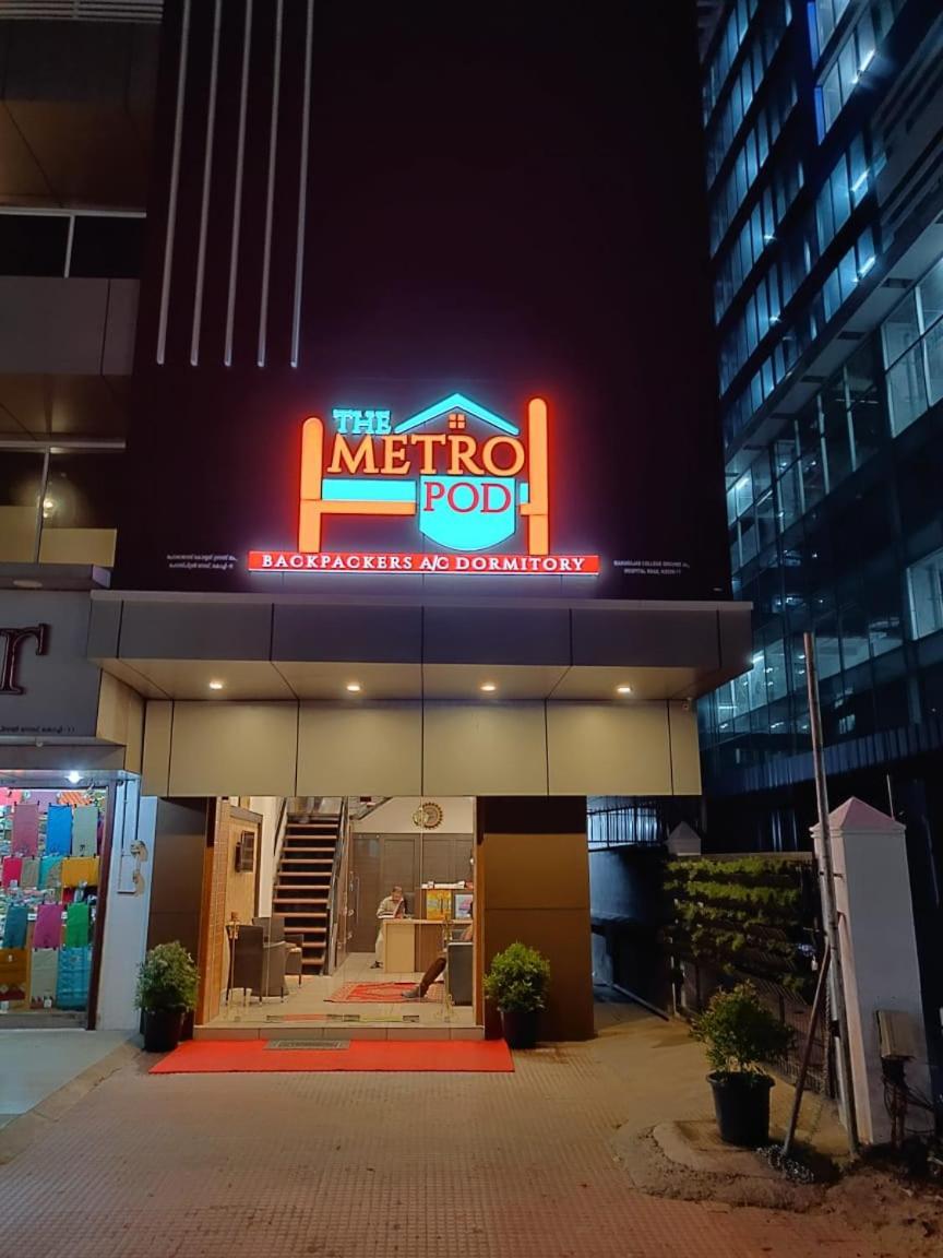 The Metro Pod - Backpackers A/C Dormitory Kochi Bagian luar foto