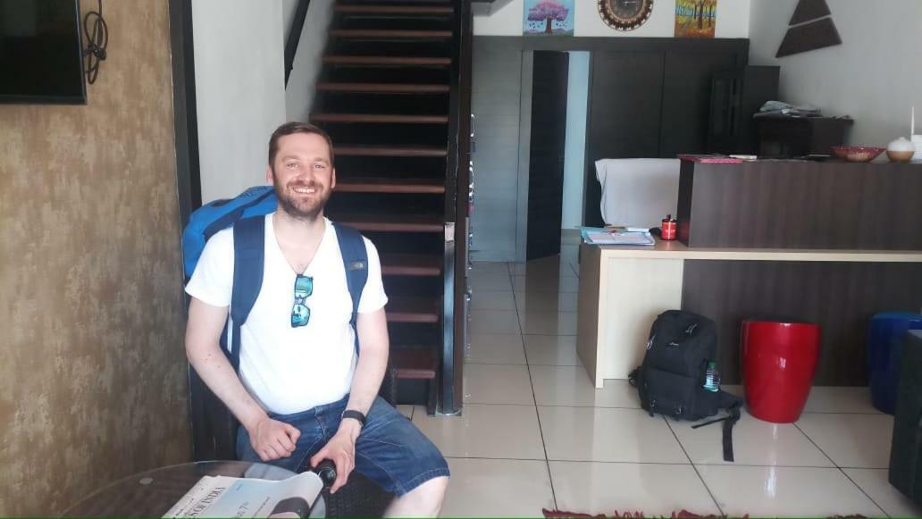 The Metro Pod - Backpackers A/C Dormitory Kochi Bagian luar foto