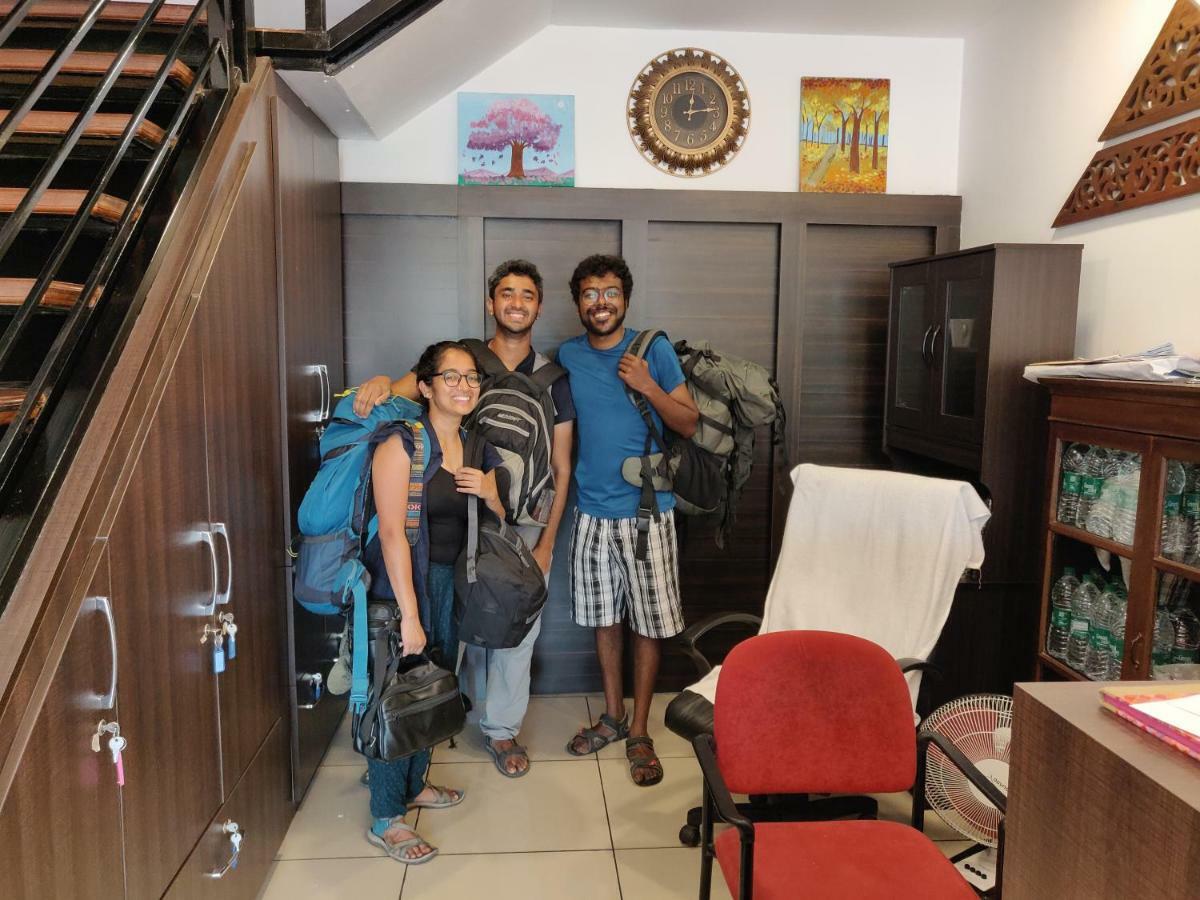 The Metro Pod - Backpackers A/C Dormitory Kochi Bagian luar foto