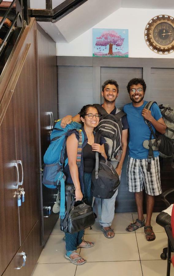 The Metro Pod - Backpackers A/C Dormitory Kochi Bagian luar foto
