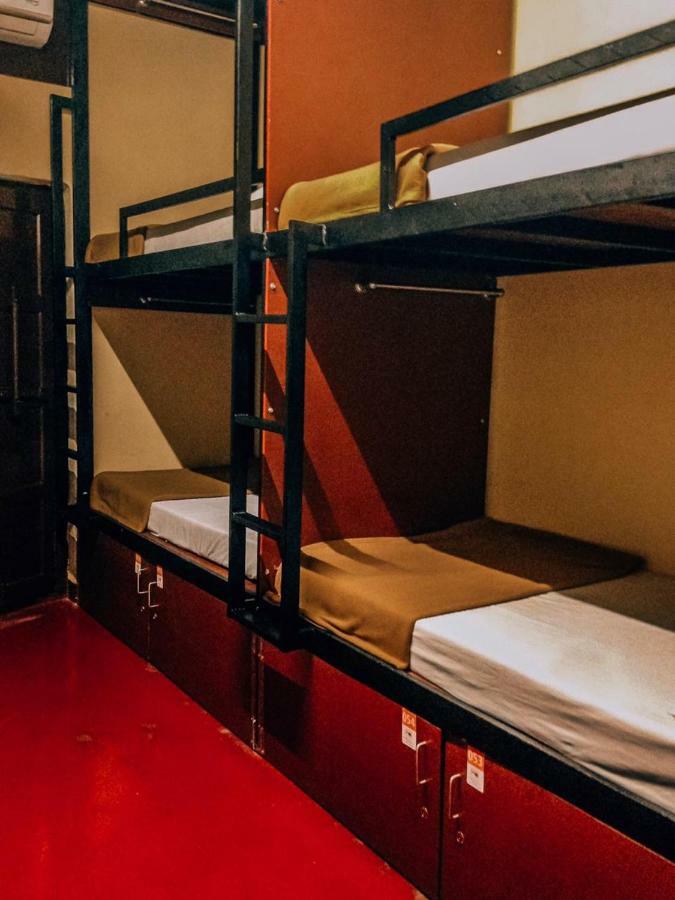 The Metro Pod - Backpackers A/C Dormitory Kochi Bagian luar foto