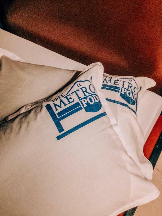 The Metro Pod - Backpackers A/C Dormitory Kochi Bagian luar foto