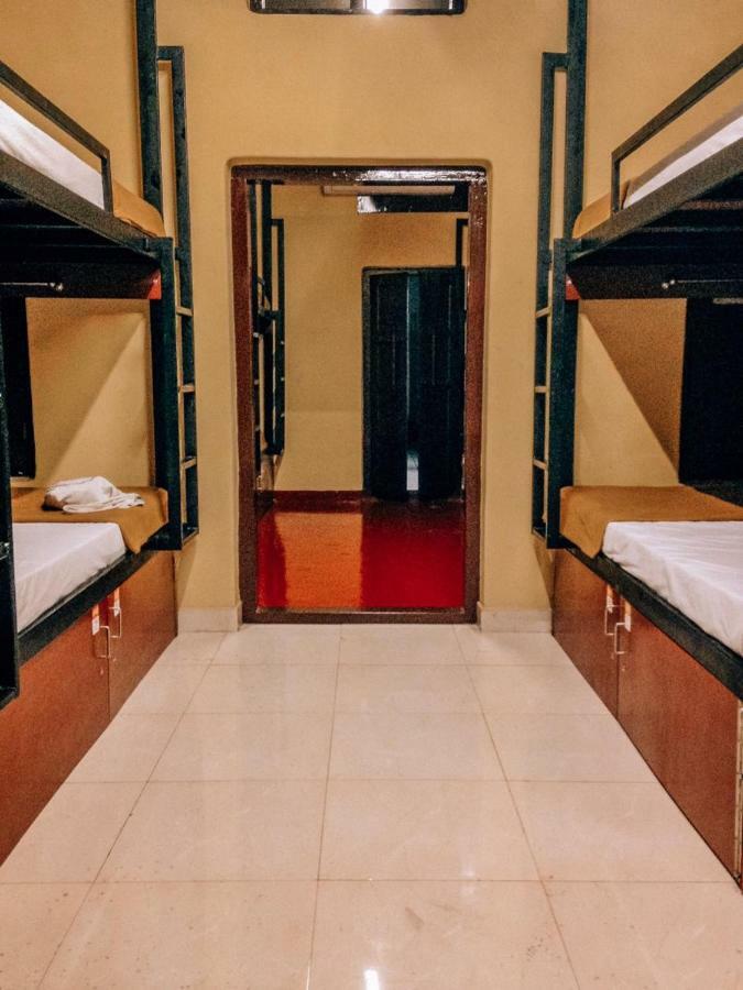 The Metro Pod - Backpackers A/C Dormitory Kochi Bagian luar foto