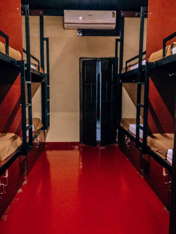 The Metro Pod - Backpackers A/C Dormitory Kochi Bagian luar foto