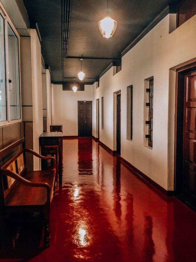 The Metro Pod - Backpackers A/C Dormitory Kochi Bagian luar foto