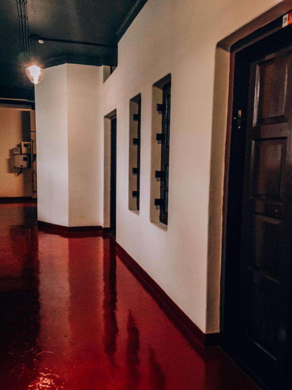 The Metro Pod - Backpackers A/C Dormitory Kochi Bagian luar foto